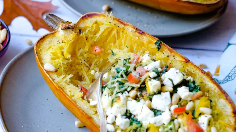 Spaghettikürbis mit Blattspinat und Feta aus dem Ofen