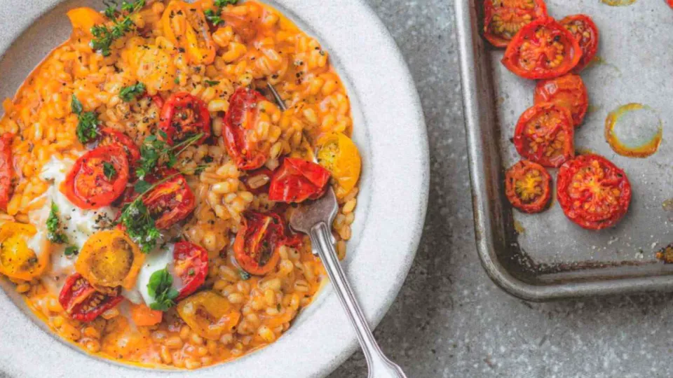 Graupenrisotto mit Ofen-Cherrytomaten und Gorgonzola