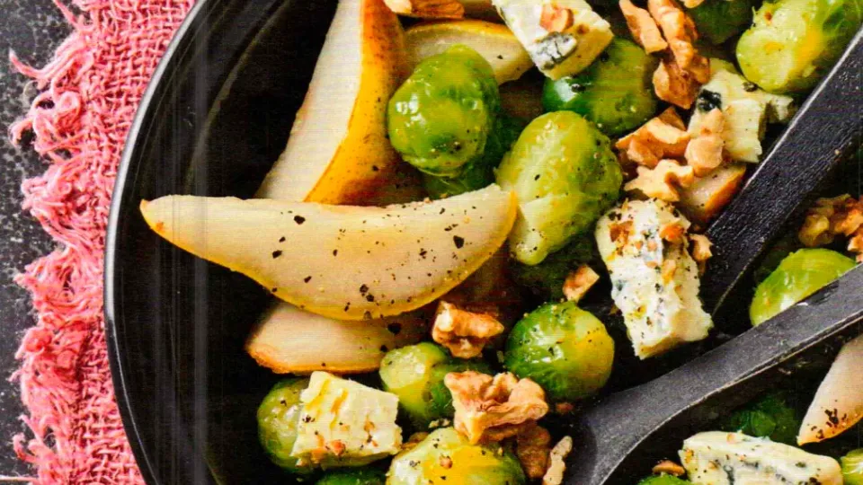 Rosenkohlsalat mit Birne und Käse