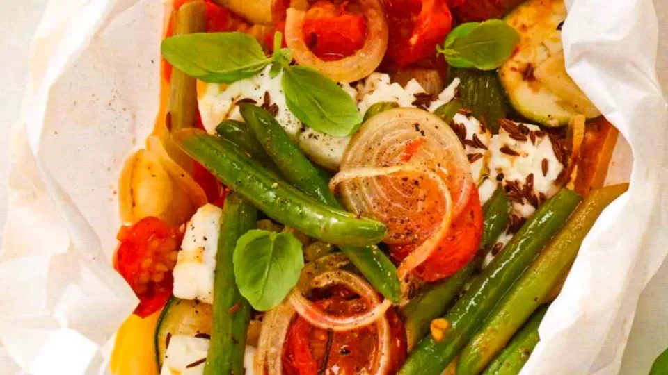 Fetapäckchen mit Bohnen und Tomaten