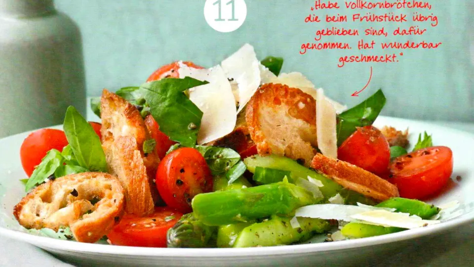 Brotsalat mit grünem Spargel