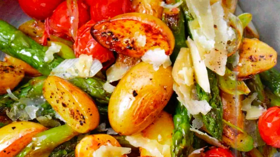 Kartoffelpfanne mit grünem Spargel und Tomaten
