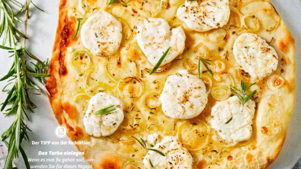 Flammkuchen mit Ziegenkäse, Rosmarin und Honig