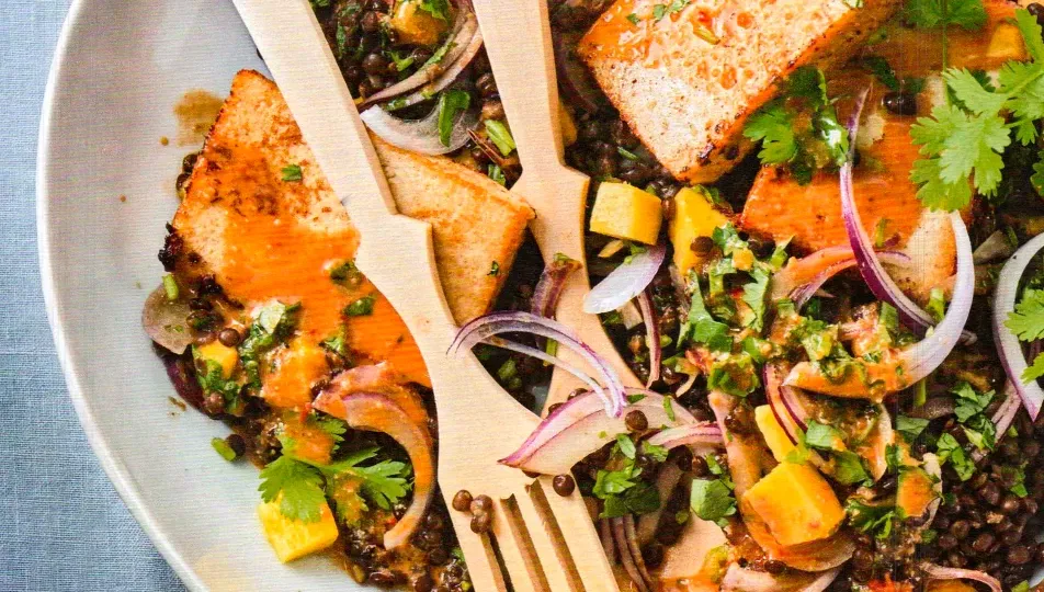 Mango-Linsensalat mit mariniertem Tofu