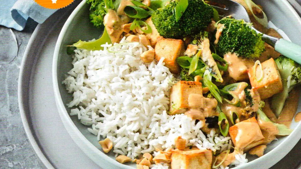 Brokkoli-Tofu-Pfanne mit Erdnusssauce