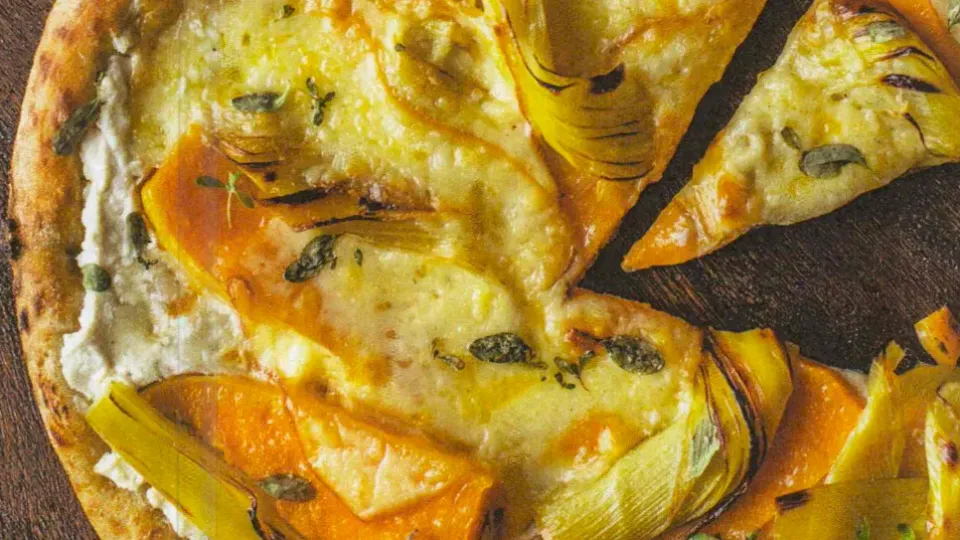 Kürbis-Lauch-Pizza mit Räucherkäse