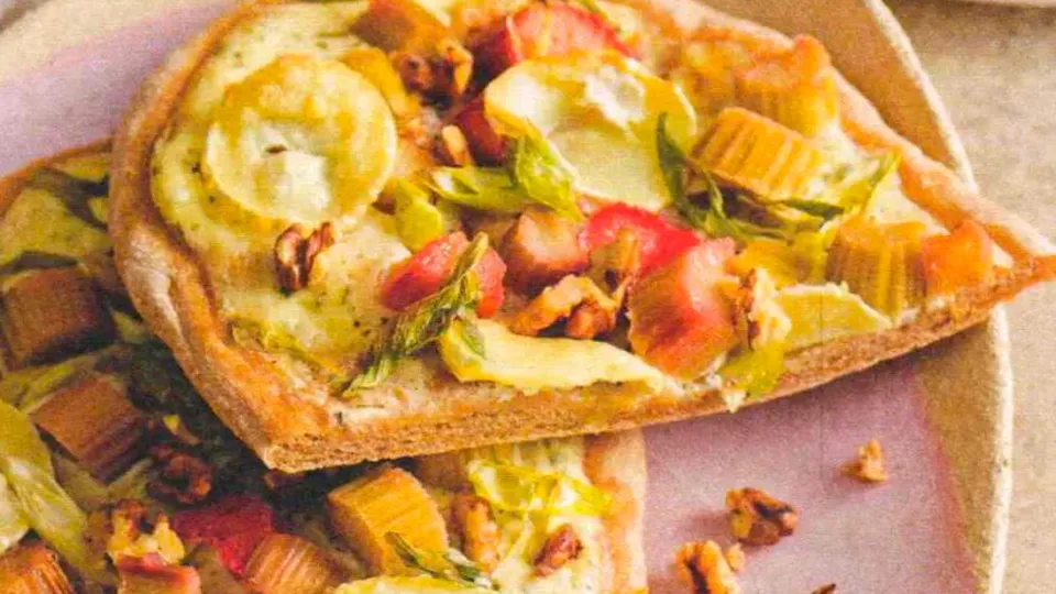 Pinsa mit Rhabarber & Ziegenkäse